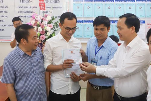Em bé đầu tiên được cấp giấy khai sinh, thẻ BHYT liên thông với đăng ký thường trú qua Dịch vụ công