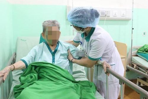 Phẫu thuật nội soi vá bàng quang cứu sống bệnh nhân 89 tuổi