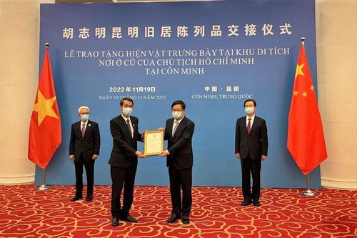 Trao tặng tượng Bác Hồ và hiện vật cho Khu di tích Chủ tịch Hồ Chí Minh tại Côn Minh