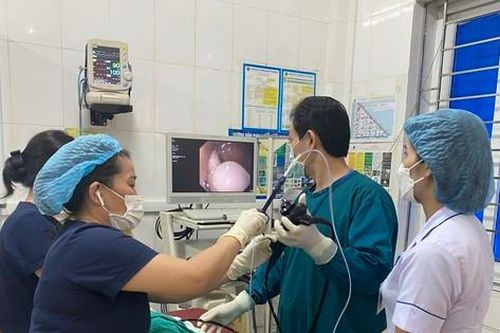 Hà Tĩnh: Gắp thành công mặt dây chuyền trong dạ dày bệnh nhân 2 tuổi