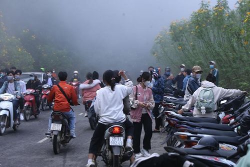 Vườn Quốc gia Ba Vì 'thất thủ' ngày cuối tuần