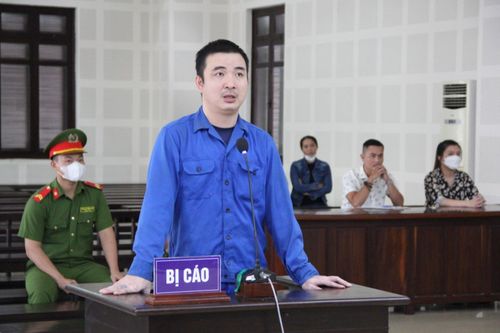 Lĩnh án tù 21 năm vì lao xe ô tô vào vợ cũ và tình địch