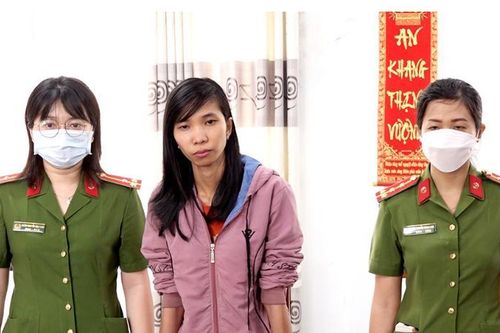 2 đối tượng 'bắt tay' hiệu trưởng trường tiểu học tham ô tài sản