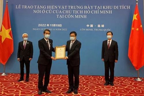 Trao tượng Bác Hồ và hiện vật trưng bày cho Khu di tích Chủ tịch Hồ Chí Minh tại thành phố Côn Minh, Trung Quốc