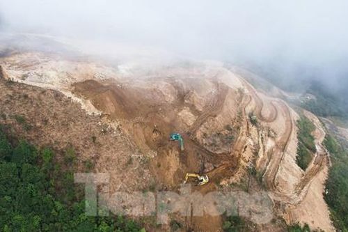 Xử phạt chủ khu sinh thái đỉnh đèo Hoàng Liên 'cạo trọc' núi rừng