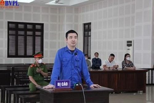 Ghen tuông, người đàn ông tông xe ôtô vào vợ cũ cùng 'trai lạ'