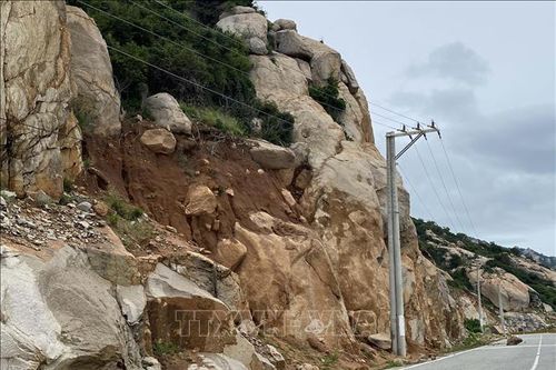 Sạt lở nhiều đoạn trên tuyến đường ven biển ở Ninh Thuận