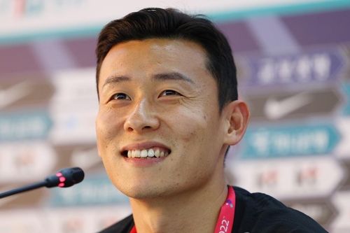 Hậu vệ Hàn Quốc thách thức Ronaldo