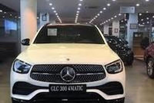 Cặp vợ chồng dùng 'xe sang' và giấy tờ giả chiếm đoạt tiền ngân hàng