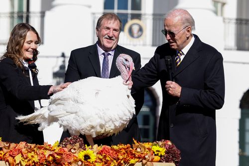 Tổng thống Biden nói đùa về làn sóng đỏ duy nhất khi xá tội cho gà tây