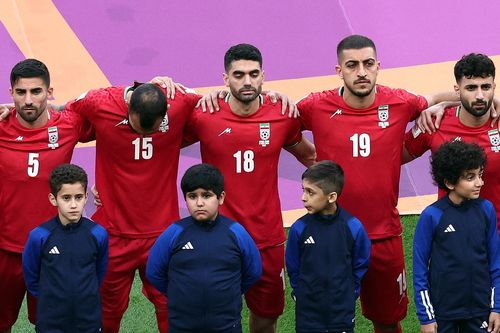 Bước lùi của băng OneLove và cái cúi đầu từ đội Iran làm nước mắt rơi