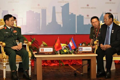 Bộ trưởng Phan Văn Giang gặp song phương Phó Thủ tướng, Bộ trưởng Quốc phòng Campuchia và Bộ trưởng Quốc phòng Trung Quốc