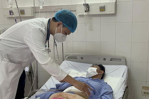 Cứu nạn nhân bị thanh gỗ đâm xuyên phổi