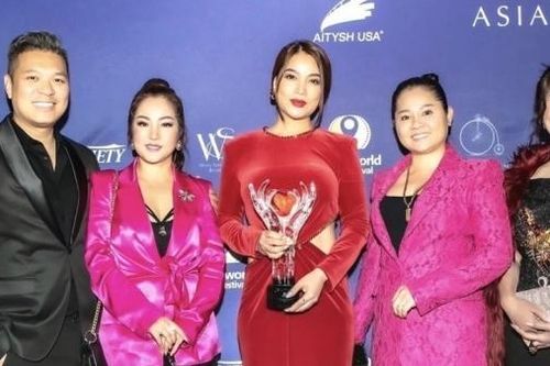 Trương Ngọc Ánh nhận giải thưởng LHP châu Á thế giới 2022 tại Mỹ
