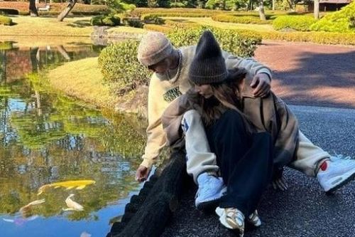 Chùm ảnh vợ chồng Justin Bieber tình tứ ngắm cảnh mùa Thu rực rỡ tại Nhật Bản