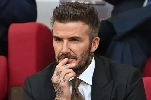 David Beckham và dàn WAGs tuyển Anh trên khán đài trận thắng 6-2