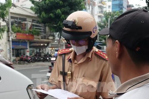 Tài xế không có giấy phép lái xe vẫn ung dung chở khách