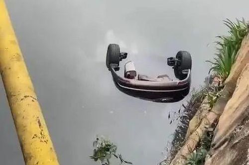 Bị chiếm chỗ đỗ, người đàn ông gọi xe nâng đến quẳng chiếc ô tô hàng xóm xuống hồ