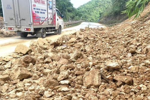 Sạt lở núi đoạn qua dốc Chó (Con Cuông)
