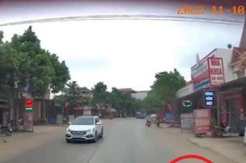 Clip: Gặp cậu bé lao qua đường như tự sát, 2 ô tô 'đứng hình' và cái kết thót tim