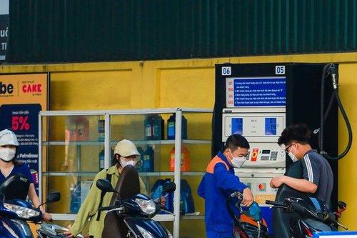 Qua cơn 'bĩ cực', Hà Nội không còn cảnh xếp hàng dài chờ mua xăng