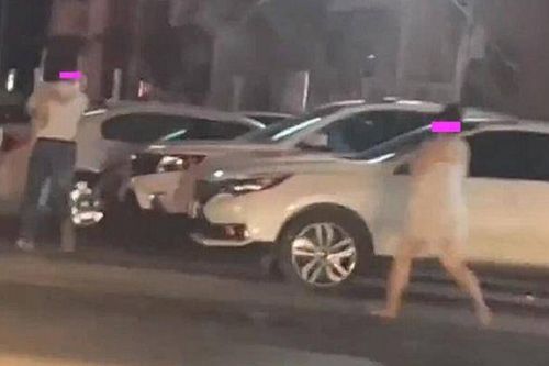 Vợ quấn khăn tắm, gào thét đuổi theo chồng gây náo loạn đường phố, lý do phía sau khiến dân mạng phẫn nộ