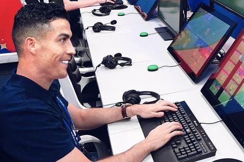Ảnh chế Ronaldo ngồi phòng VAR khiến Messi ôm hận trước Saudi Arabia