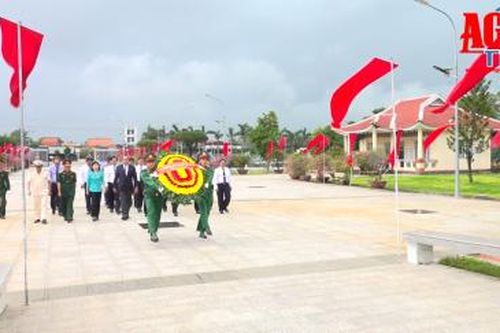 Lãnh đạo tỉnh An Giang viếng, dâng hương lăng Thoại Ngọc Hầu, đền thờ Chủ tịch Tôn Đức Thắng và Nghĩa trang liệt sĩ tỉnh, nhân kỷ niệm 190 năm thành lập tỉnh An Giang