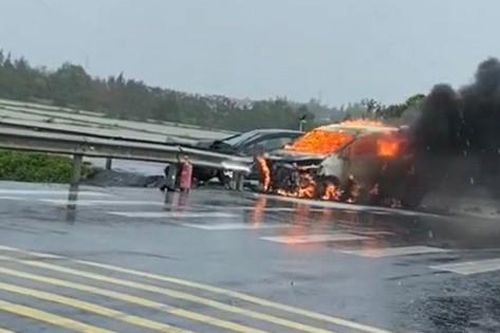 Quảng Bình: Sau va chạm, một xe ô tô cháy trơ khung giữa trời mưa