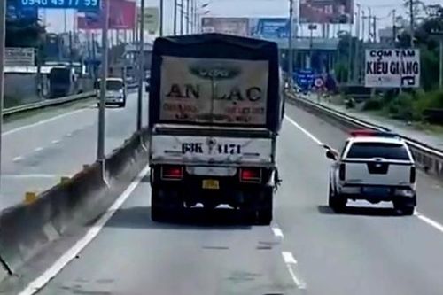 Đi vào làn dừng khẩn cấp còn 'vờn' CSGT