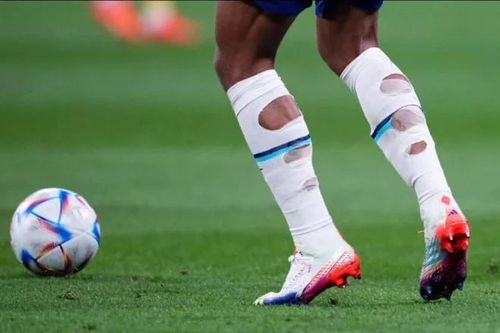Vì sao cầu thủ tuyển Anh đi tất rách đá World Cup?