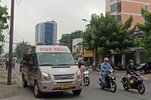 Bị giữ bằng lái, tài xế xe Toàn Thắng chở khách 'chạy lụi', bị giữ luôn ôtô