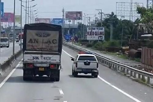 Tước giấy phép tài xế vi phạm trên cao tốc còn bất tuân hiệu lệnh CSGT