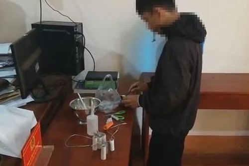 Học sinh 13 tuổi lên mạng mua hóa chất về tự chế pháo, bán cho bạn học