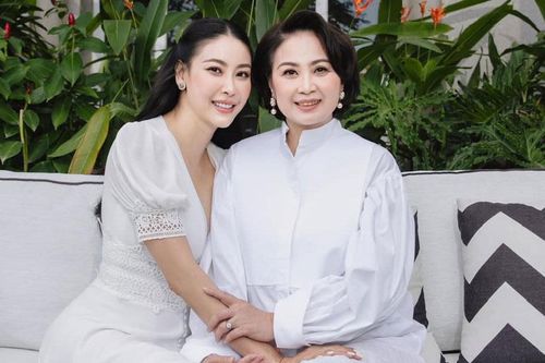 Sao Việt 22/11: Hoa hậu Hà Kiều Anh khoe mẹ ruột trẻ đẹp
