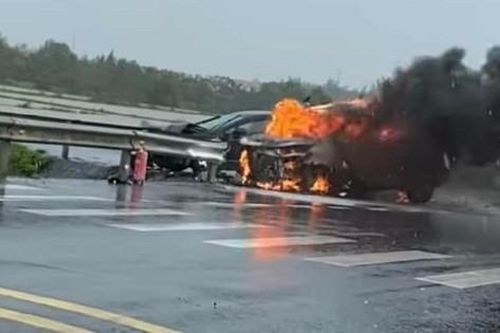 Xe ô tô bốc cháy trơ khung sau va chạm