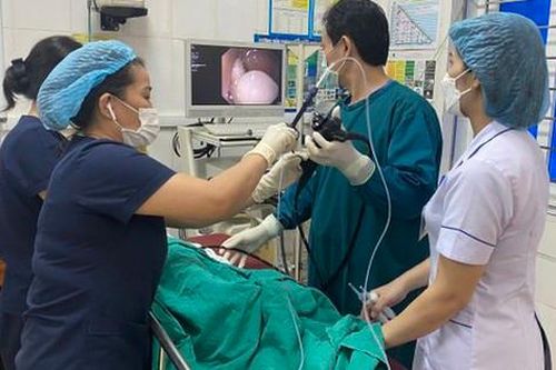 Gắp dị vật trong dạ dày bé 2 tuổi