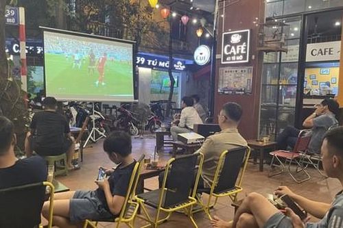 Nhà hàng, quán cà phê lắp máy chiếu lớn hút khách mùa World Cup 2022
