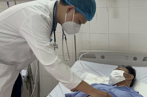 Tránh chó lao ra đường, thanh niên bị thanh gỗ đâm xuyên phổi xuống bụng