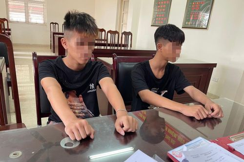 Xử phạt nam thanh niên không đội mũ bảo hiểm, lái xe mô tô bằng... chân
