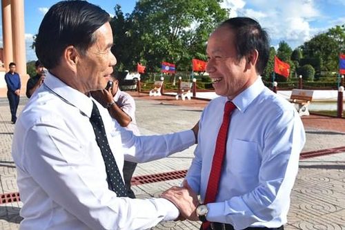 Vun đắp mối quan hệ hữu nghị vĩ đại Việt Nam - Lào mãi mãi xanh tươi, đời đời bền vững