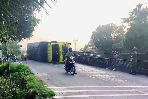 Xe tải lật chắn ngang quốc lộ, đường về miền Tây ùn tắc
