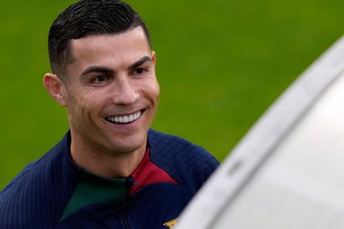 Ronaldo muốn làm siêu sao trên sân hay trên bàn phỏng vấn?