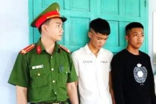 Rủ bạn mang dao trả thù, 2 thanh niên bị khởi tố