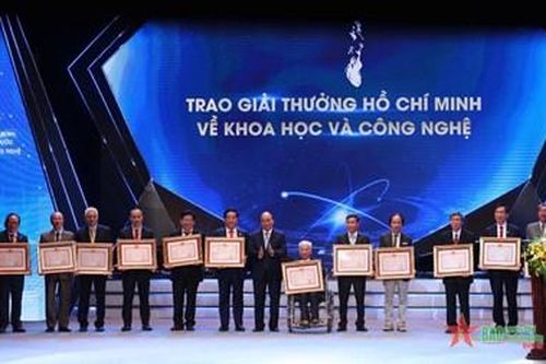 Chủ tịch nước Nguyễn Xuân Phúc: Tạo mọi điều kiện thuận lợi để nhà khoa học phát huy hết tài năng và sáng tạo