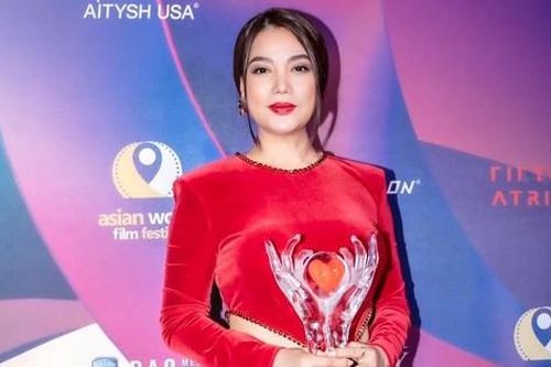Không hổ danh 'chân dài đắt show bậc nhất thập niên 1990', diện đồ kín vẫn khoe trọn 'body sexy'