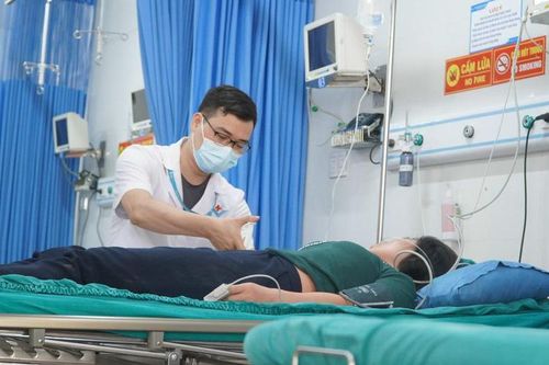 Một phụ nữ bất tỉnh bên vệ đường vì ong đốt