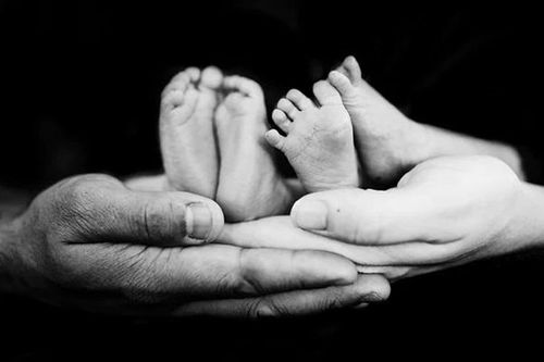 Cặp song sinh chào đời từ phôi đông lạnh cách đây 30 năm