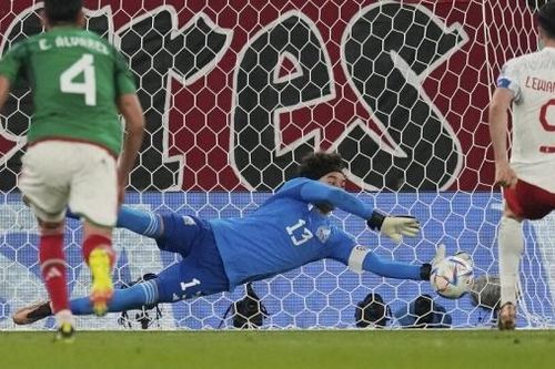 Đá hỏng quả phạt đền, Lewandowski xin lỗi người hâm mộ; thủ môn Mexico nói đã 'bắt bài' tiền đạo Ba Lan