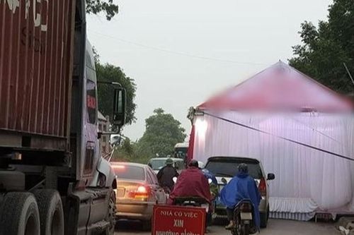 Bức xúc rạp cưới chiếm lòng đường